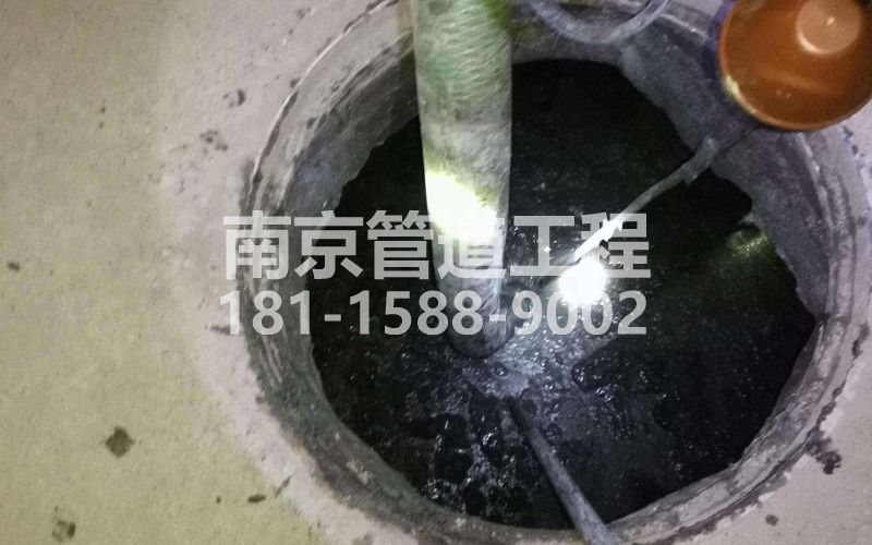 216樱铁村清理化粪池