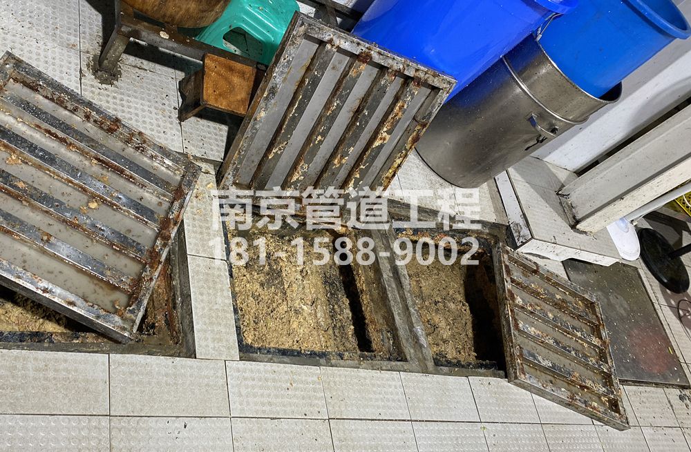 278樱铁村城管中队食堂隔油池清理