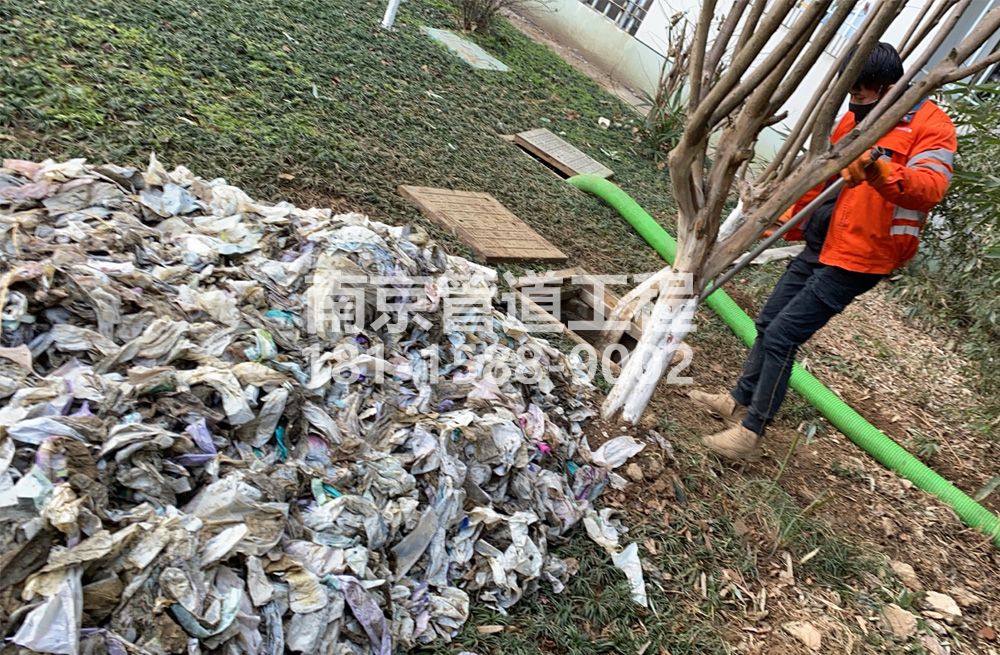315樱铁村化粪池垃圾清理